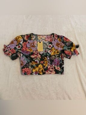 BOG Collective Size Medium Floral Short Tie-Sleeve Crop Top. NEW with tags